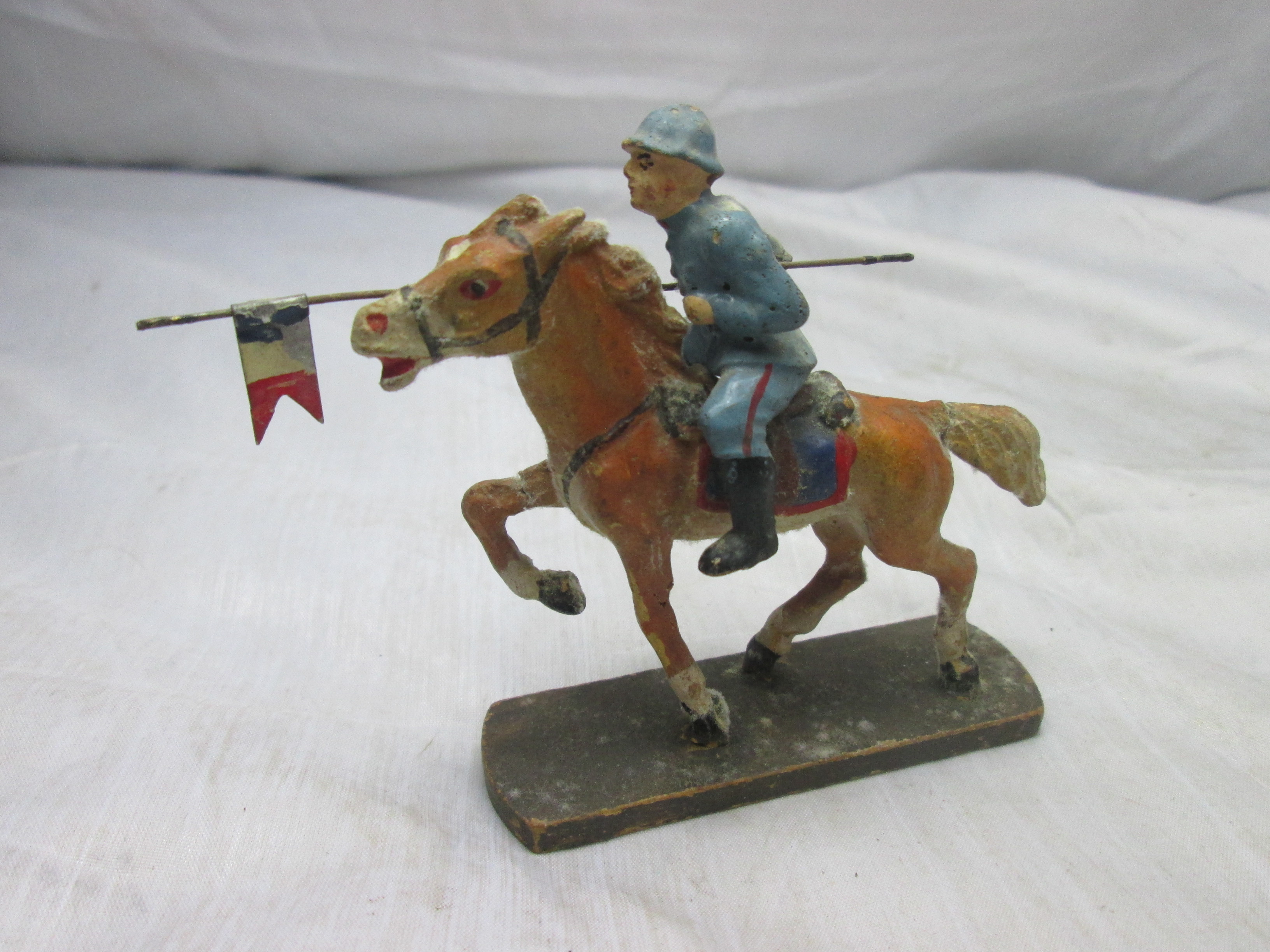French soldier on his horse WW1. WO1 Franse soldaat met lans op paard oud model