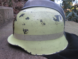 Dutch fire department helmet with front badge. Nederlandse brandweerhelm, naar Duits model fluoriserende verf, met koperen embleem, zoals ze gedragen werden door het Maastrichter Brandweerkorps in de jaren 50-60.