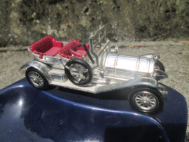 Ashtray with Matchbox car in silver. Asbak met daarop een zilverkleurige Matchbox auto. bijzonder stuk.