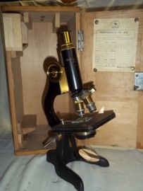 Microscope. Bronzen Microscoop in kist 1931, met enkele lensjes, met maker