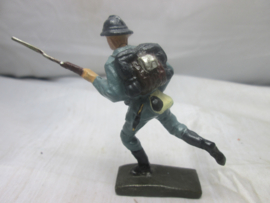 LINEOL French soldier attacking WW1.  Franse soldaat in de aanval WO1