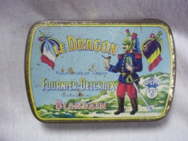 Nice colourfull tobacco tin with French Cuirassier.DRAGON.Decoratief Frans tabaksblikje zeer bijzonder in perfekte staat, met dragonder.