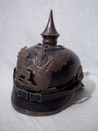 German M-15 spike helmet. Duitse manschappen M- 1915 pickelhaube Feldgrau, deelstaat BADEN, met maatstempel en maker. zeer nette kwaliteit origineel. Geen dubbele gaten,