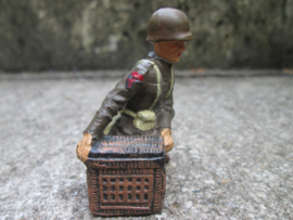 ELASTOLIN American soldier signal corps with pigeon box. Amerikaanse soldaat met duiven container TOP staat.