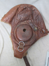 Japanese Army flight helmet, made of fur lined leather with imperial star on the front . with flight goggles (CAT EYE)  model. Japanse vlieger cap winter leer met vliegerbril zeldzame set. in zeer goede staat. TOP