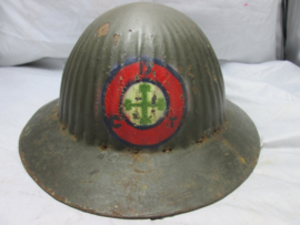 Portugese helmet 1916, very rare, brodie model also worn by British officers because of the weight. Portugese helm met binnenwerk, welke meestal weg is zeer zeer zeldzaam stuk mooi originele kleur met embleem TOP stuk.gedragen staat.