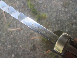 German M 1898/ 05 sawback bayonet maker Simson & Co. Suhl. spine dated 1915 under crown W. with scabbard and frog Hans Römer Neu- Ulm 1914 BAM 9 30. Duitse zaagrug Butcher bajonet in een zeer nette staat.