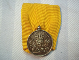 Dutch silver medal good service. Nederlandse trouwe Dienst medaille zilver, achterop de letter J.