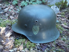 Norwegian helmet, German made.Noorse helm, Duits model 1942 met de twee decals van Noorwegen. Dit soort helmen zijn nu vrij zeldzaam, omdat vele omgebouwd zijn tot Duitse helmen, de 2 originele decals maken deze helm uniek, Model 42.