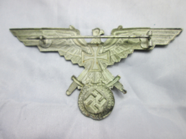 German eagle brest badge KRIEGERBUND, Duits uniform embleem metalen adelaar voor de veteranen organisaties  gemarkeerd ges.gesch. zeer bijzonder stuk zeer nette staat.