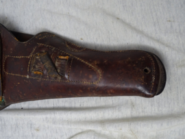 US Army M-1916 holster for the M-1911 Colt .45 pistol. Modified to cavalery holster marked and dated 1912. US holster cavallerie model met datum 1912 officieel verlengd model voor de M-1911 .45 Colt, zeldzaam stuk.