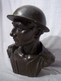 Statue of a British soldier with steelhelmet. signed G.CARLI - 1920-1949. Beeld van een Engelse soldaat met helm, gips, gebronsd, afmeting 30 x 25 x 20 cm. geicht 2,5 kilogram. Zeer net beeld.