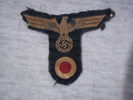 German Wehrmacht cap badge bevo woven. Duits petembleem voor de Wehrmacht M-42 en M43 pet. verwijdert embleem, daarom heeft het wel charme. mooi gebruikt origineel petembleem.