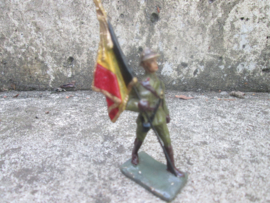 DURSO Belgium soldier with flag. Belgische soldaat met vlag goede staat.