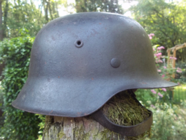 German helmet M-1942 with Wehrmacht decal. Inside the helmet dome stamp. Duitse Wehrmacht helm M42 met origineel binnenwerk en kinbandje, niet aan gerommeld, zo gevonden binnenin nog de abnahme stempel te zien. leuke complete helm met 90% decal.