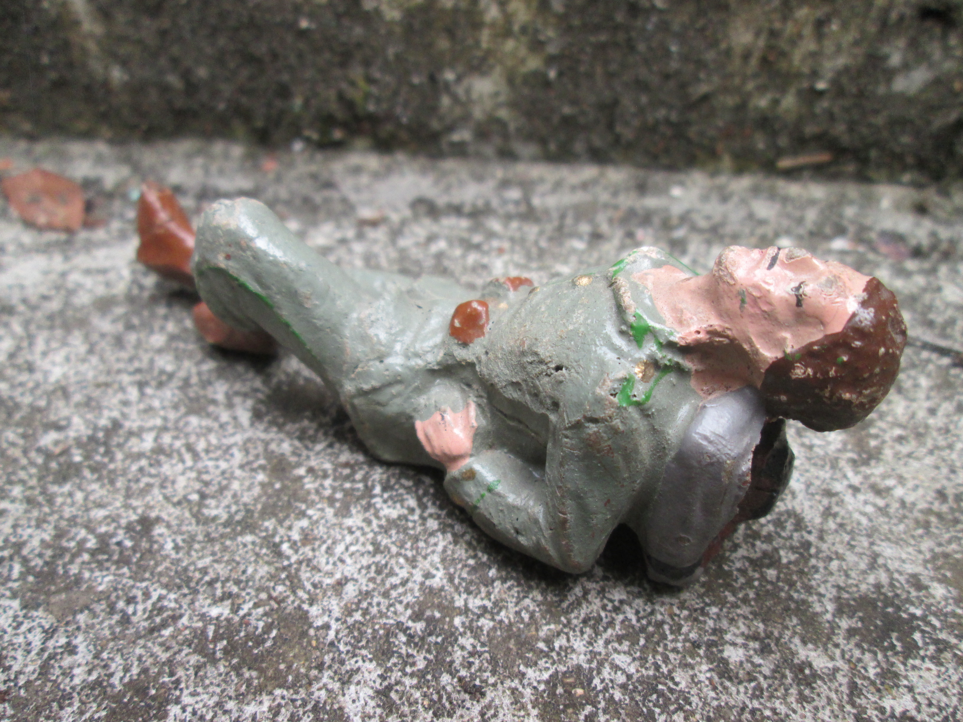 Set ELASTOLIN wounded German soldier with nurse, very rare, 10cm. old type toys. Elastolin Duitse soldaat gewond met verpleegster zeldzame set 10cm. vroeg speelgoed 1920.
