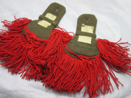 French epaulets Foereign Legion. Franse seremoniele epauletten van het Vreemdelingen legioen Legion Etrangere. met gelijk etiket.