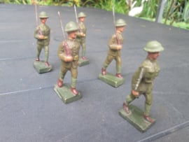 FB Fabricatio Belge 5 British soldiers. 5 marcherende Engelse soldaten met officier.