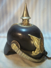 Pickelhaube Sweden in original box, Zweedse pickelhaube manschap, naar Duits voorbeeld. Zweedse Nationale Garde. compleet in opbergdoos speciaal voor pickelhauben. Dit model pickelhaube word in Zweden nog steeds bij officiële gelegenheden gedragen.