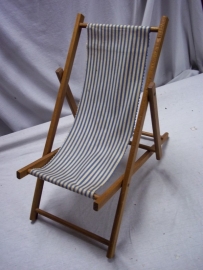 Beach chair for a doll. Strandstoel voor poppen, leuk item