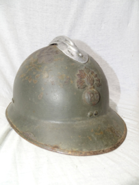French helmet M-1926 with infantry badge first pattern. Franse helm model 1926 met infanterieembleem, 1e model in een mooi gebruikte staat met binnenwerk.