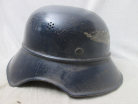 German Air- Defense helmet. Duitse helm van de Luftschutz, Gladiator model, met originele decal en binnenwerk. Helm in een zeer nette staat.