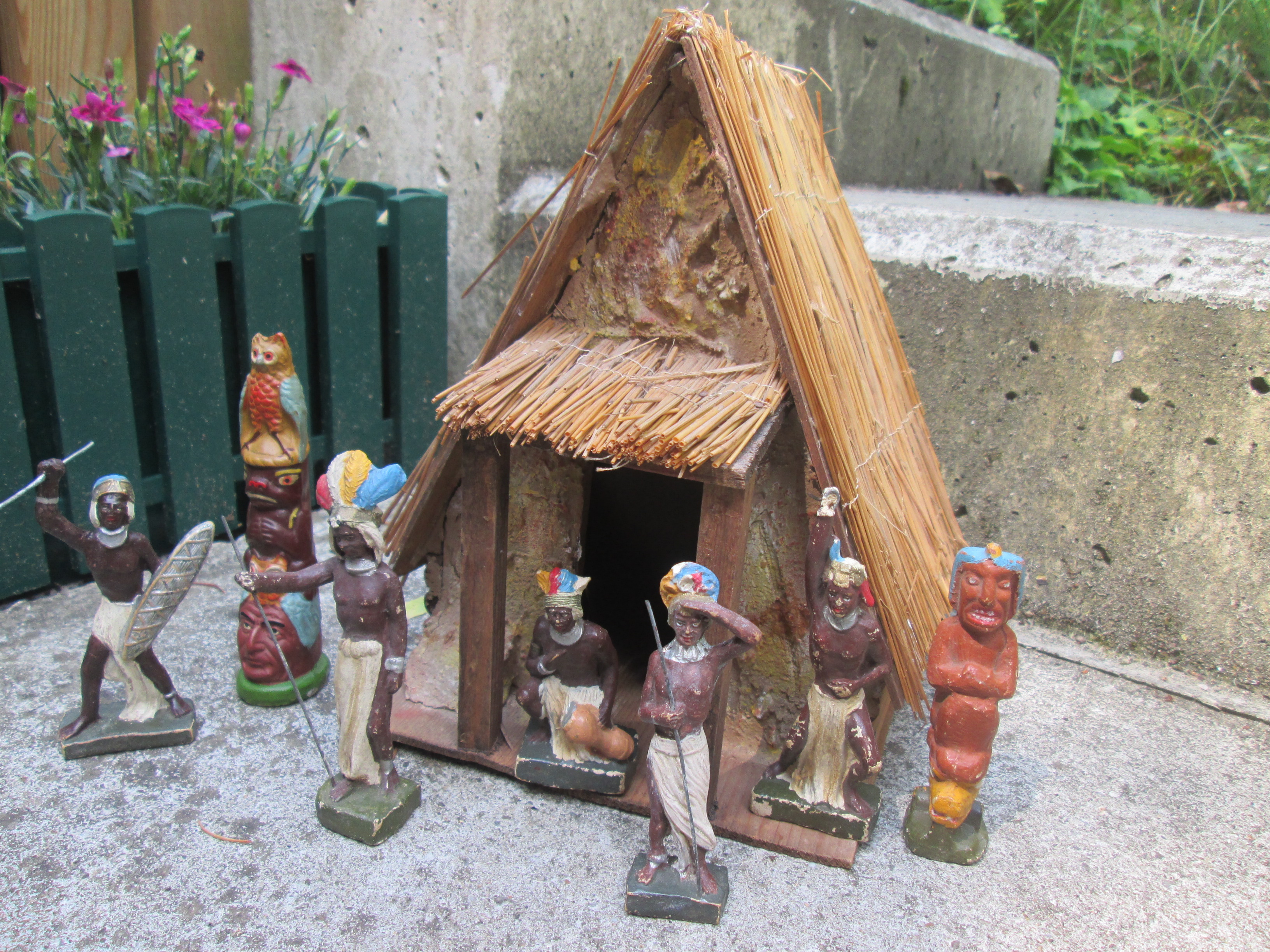 Rieten negerhut met figuren made in Italy, 7 figuren zeer net en decoratief, leuke aparte Afrikaanse set.