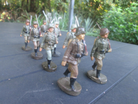 ELASTOLIN 8 Marching German soldiers. 8 marcherende Duitse soldaten nette staat.