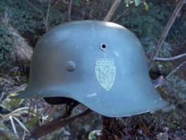 Norwegian helmet, German made.Noorse helm, Duits model 1942 met de twee decals van Noorwegen. Dit soort helmen zijn nu vrij zeldzaam, omdat vele omgebouwd zijn tot Duitse helmen, de 2 originele decals maken deze helm uniek, Model 42.
