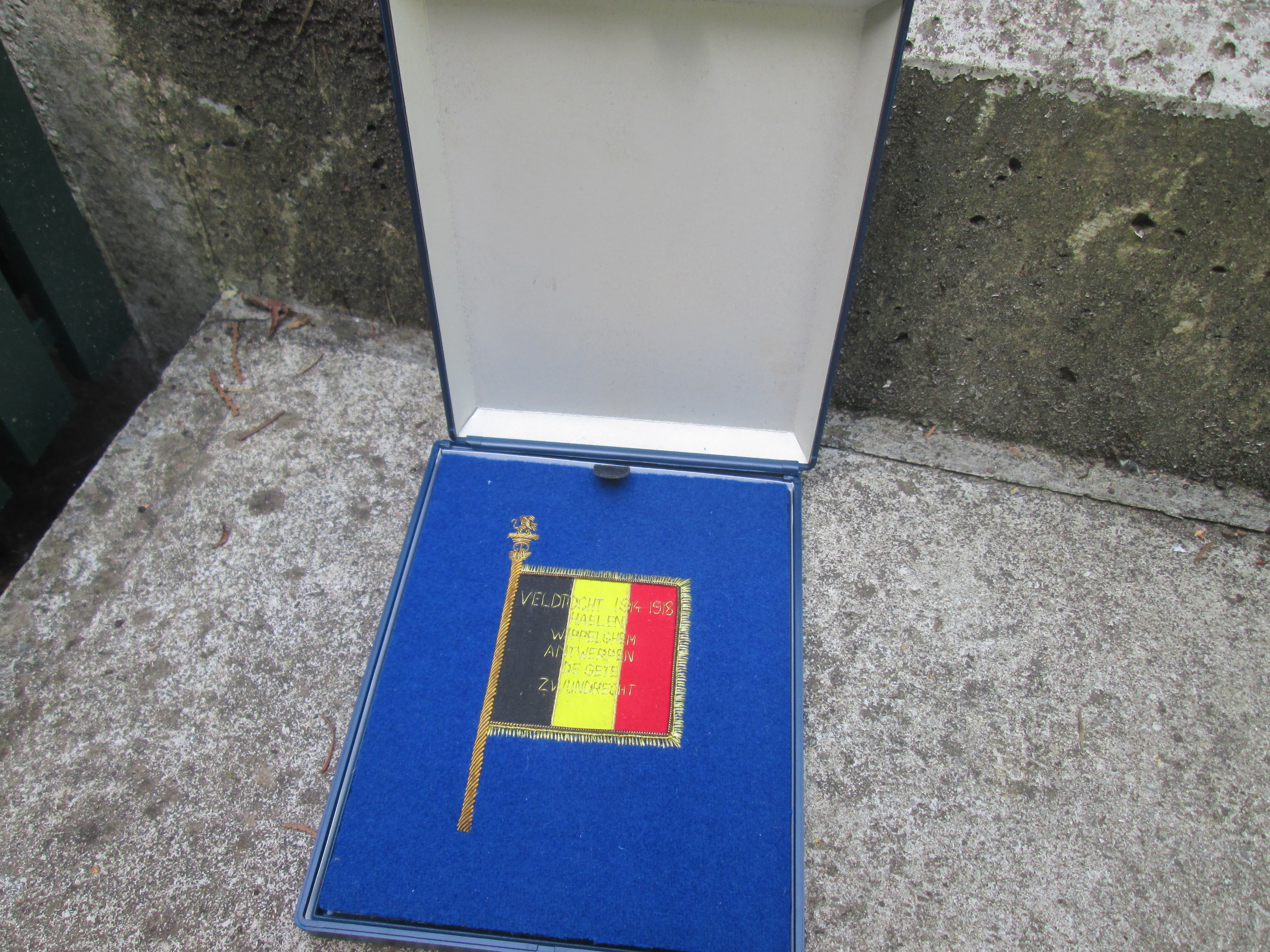 Belgium remembrance plaque first world war. Leuke herinnering aan de eerste wereldoorlog en andere veldslagen Belgische vlag goud geborduurd in doos zeer bijzonder. Militaire uitgifte aan soldaten.