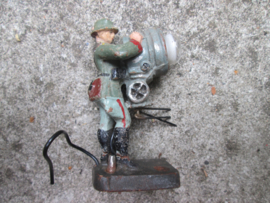 ELASTOLIN German soldier with searchlight, Duitse soldaat met zoeklicht bespeelde staat electrisch..