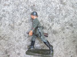 DURSO German soldier. Duitse soldaat in de aanval.