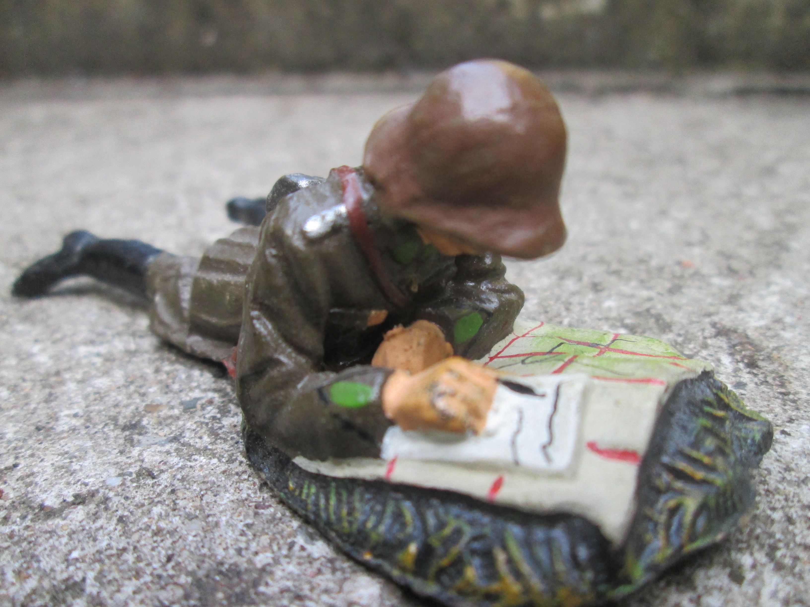 ELASTOLIN Swiss soldier with road map. Zwitserse soldaat met landkaart bruin uniform Mint staat.