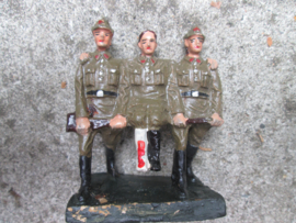 DURSO 3 Russian soldiers and wounded man. 3 Russische soldaten een gewonde dragend.