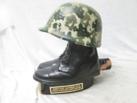 Whiskey bottle soldier boots with a helmet 1975-1976 JIM BEAM Whiskey. Fles als legerschoenen en een helm. reclame item, vietnam tijd.