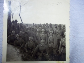 Photo of a group German Wehrmacht soldiers dated 1940. Foto van een groep Duitse soldaten