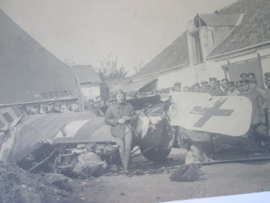 Foto neergeschoten Duits vliegtuig met de piloot. Photograph of a german plane shot down in WW1 Belgium.