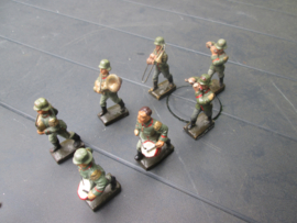 LINEOL 7 German soldiers with music instruments and flag. smaler size. 7 Duitse soldaten muziekkorps met vlaggendrager. kleiner model