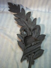 Bronzen palmtak, met Franse helm met weer een ander opschrift. zeer decoratief. heeft nog de volledige lengte