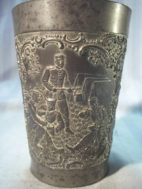 German pewter shooting price. Duits tinnen beker, met militaire afbeeldingen.
