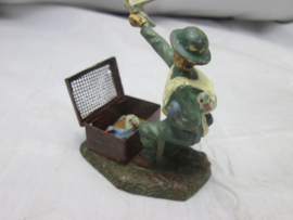 Elastolin toysoldier British soldier with pigeons. Speelgoedsoldaatje Engelse soldaat met duiven en duivenmand voor de verbindingen zeer nette staat.
