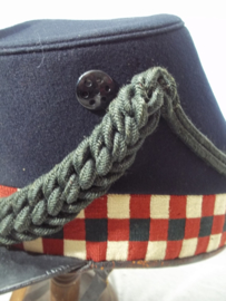 Scottish Highland light Infantry shako nicely dated 1912 with War Department stamps, cord boss with thistle device. Schotse shako manschap wollige stof mooi gemarkeerd W /I\ D 1912 compleet met koord vrij ZELDZAAM.