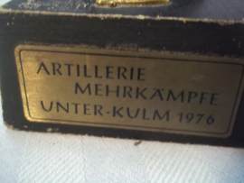 Swiss artillery price 1976. Zwitserse schietprijs van de artillerie, met miniatuur helm uit 1976.