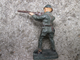 DURSO Dutch soldier shooting with rifle Nederlandse soldaat staand met geweer.