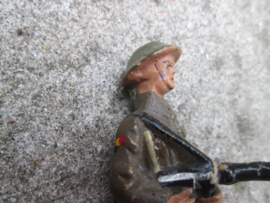 DURSO Belgium soldier with machine gun. Belgische soldaat jaren 50 met machine geweer en Engelse helm Belgische vlag.