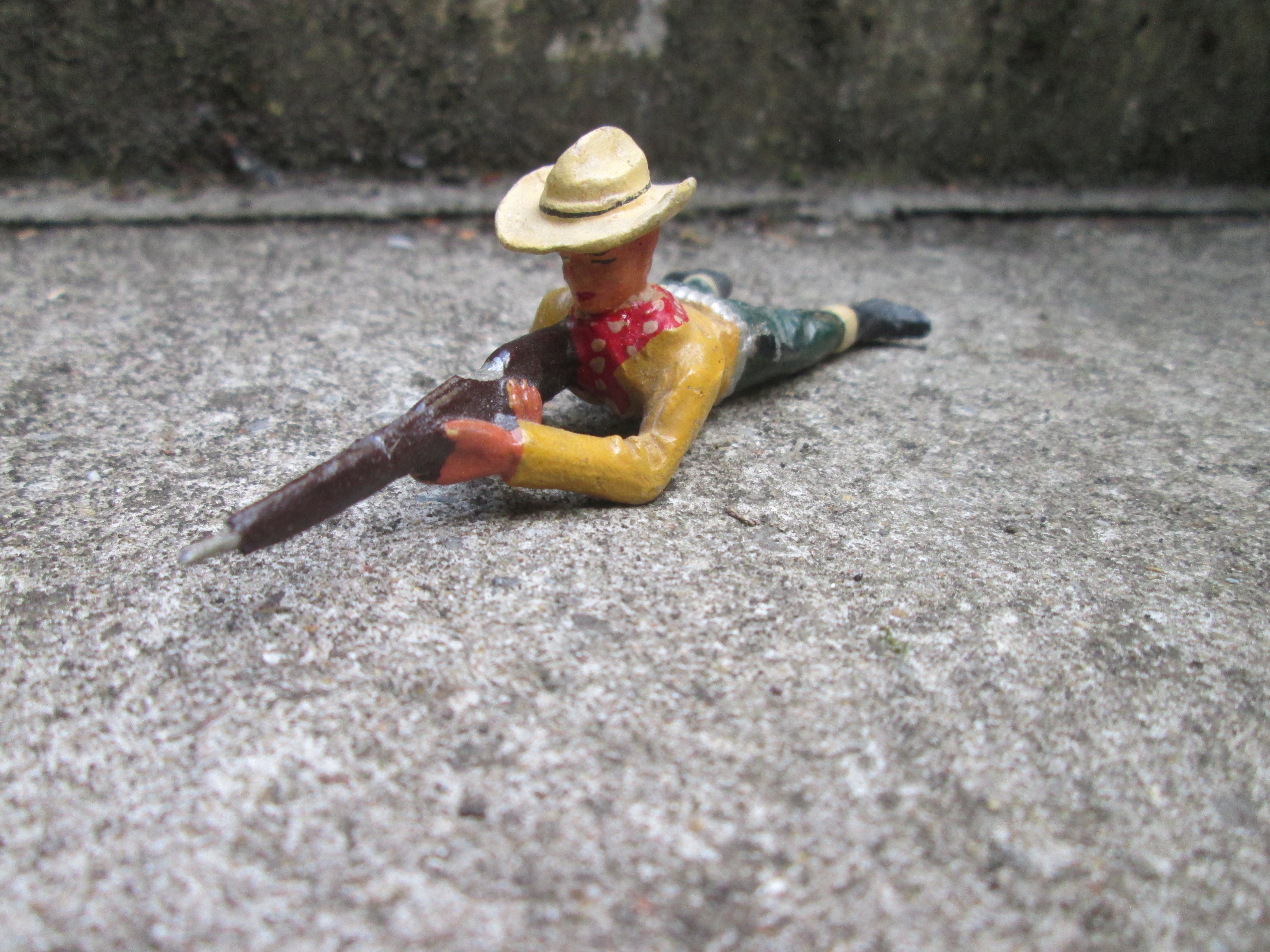 DURSO cowboy with rifle. cowboy liggend met geweer.