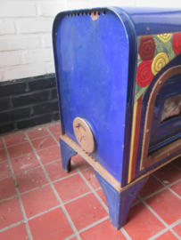 Blauw geemailleerde kachel met ornamenten LE MITRA, Franse maker, lijkt wel gemaakt voor een woonwagen of chalet. nooit eerder gezien. met mika glaasjes.