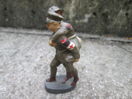 ELASTOLIN American Red Cross soldier with wounded man. Amerikaanse rode kruis soldaat draagt gewonde. mint staat