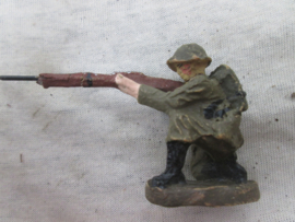 Elastolin german soldier. Elastolin Duitse soldaat die geknield schiet.