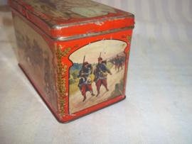 Blikje met militaire afbeeldingen. Het Franse leger uit WO1 met dragonders, zouaven, kurassiers marine en de gewone poilu. kleurrijk blik en zeer decoratief.